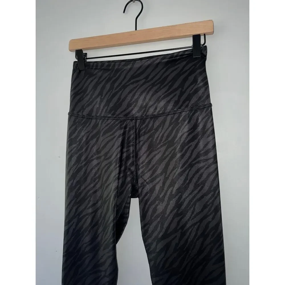 Beyond Yoga luxe zebra leggings size med - Picture 4 of 8